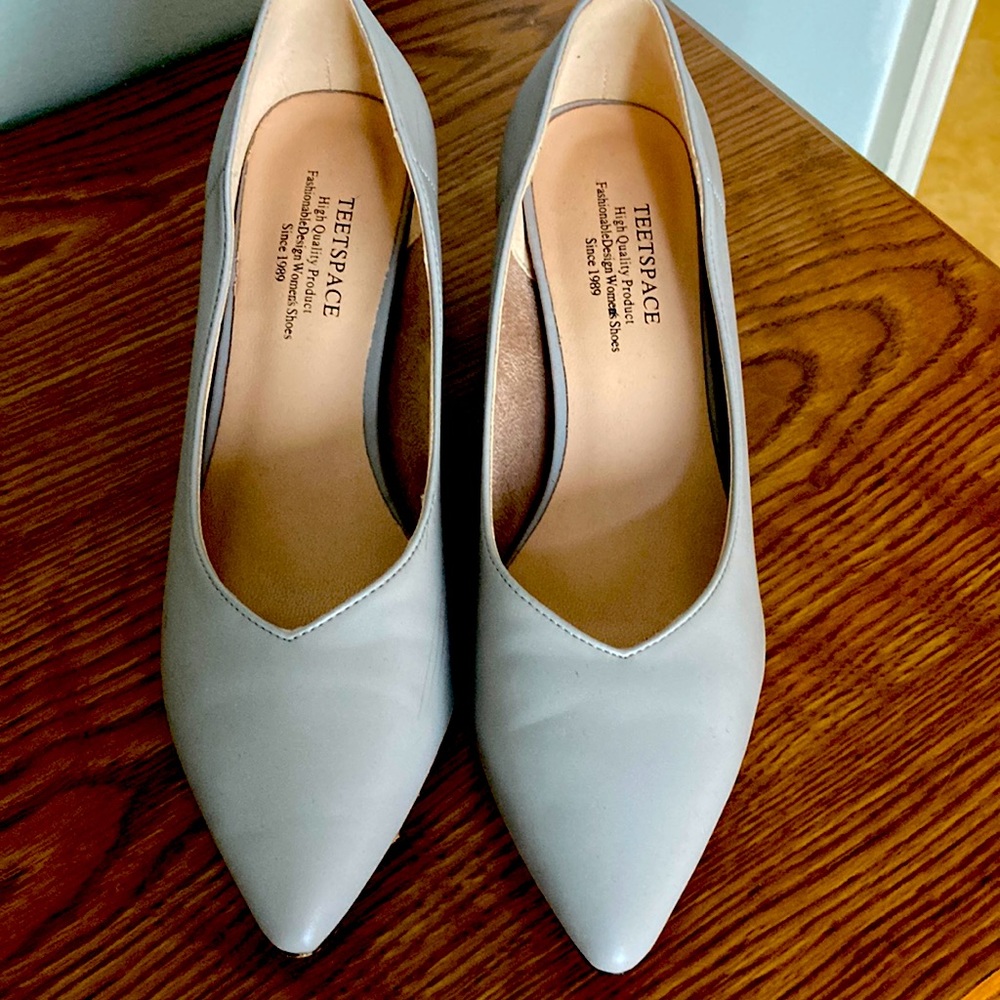 Grey pumps